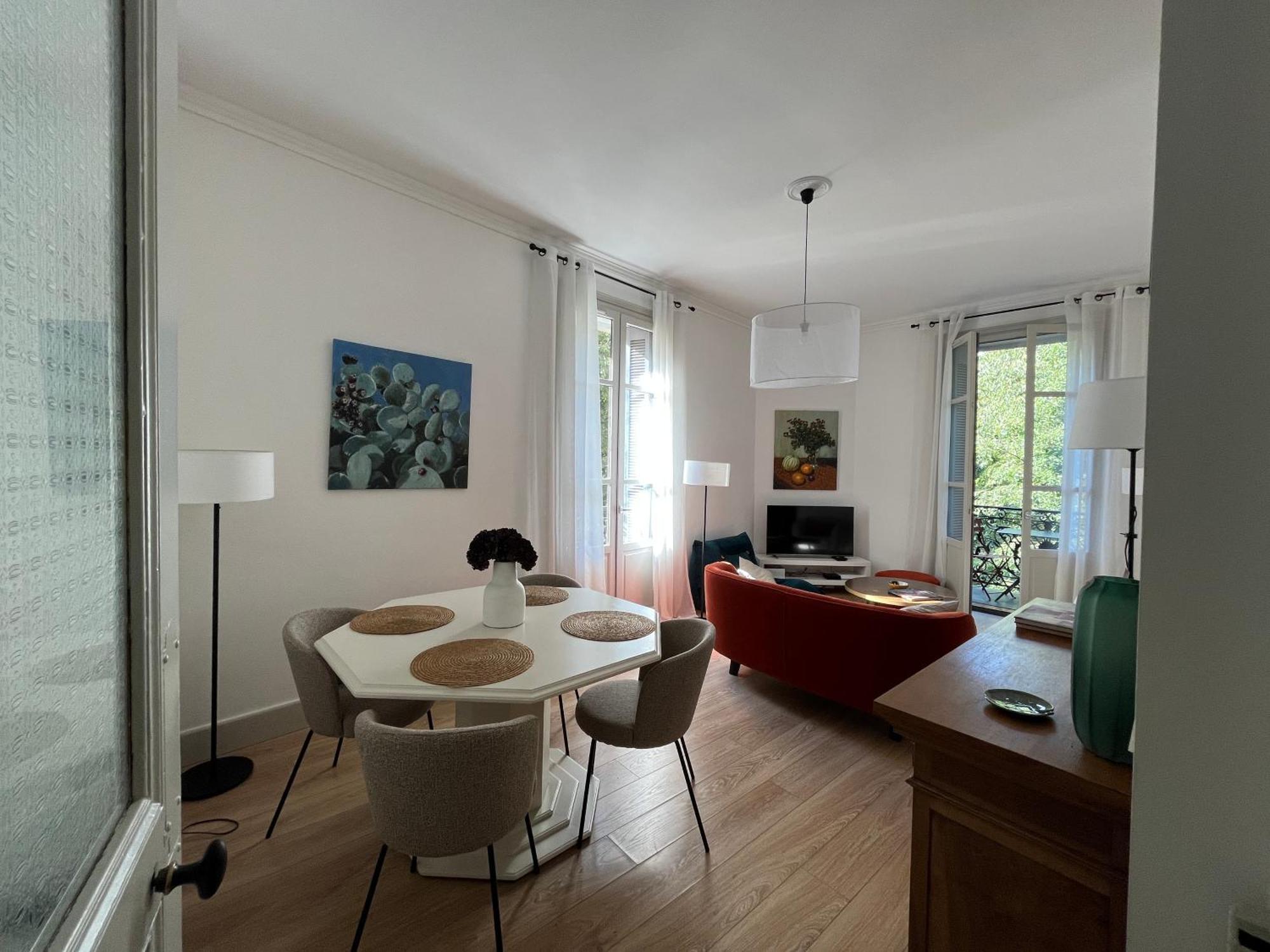 Nimes , Appartement Renove Dans Immeuble Classe. Zewnętrze zdjęcie