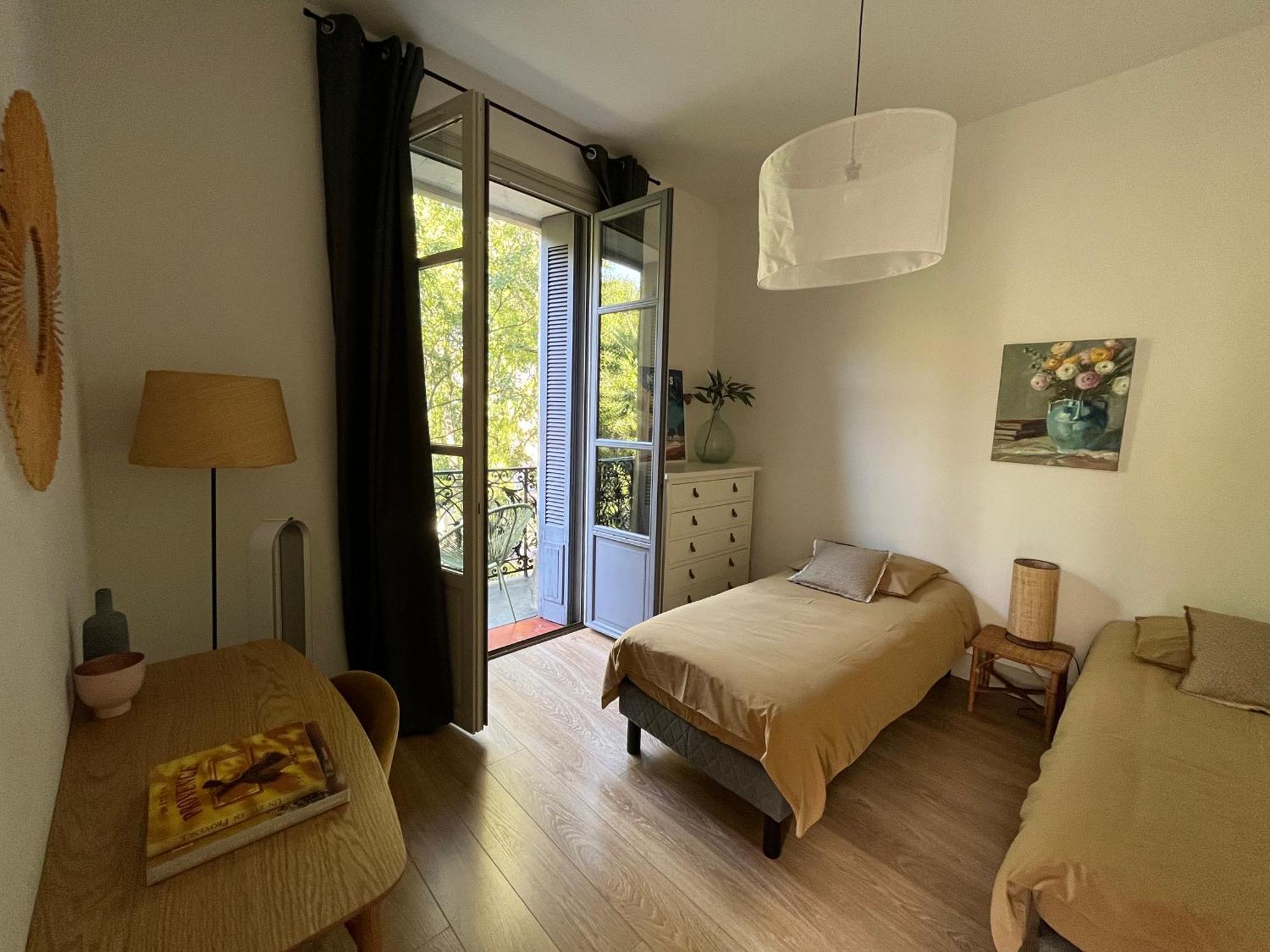 Nimes , Appartement Renove Dans Immeuble Classe. Zewnętrze zdjęcie